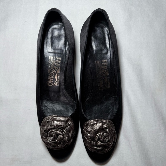 Salvatore Ferragamo Nubuck Pumps Black Satin Metallic Rosette Vintage Size 5.5B - Picture 2 of 8
